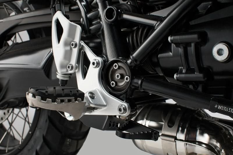 PODNÓŻKI ION SW-MOTECH BMW R NINET SCRAMBLER (16-) R NINET GS (16-) SILVER 3