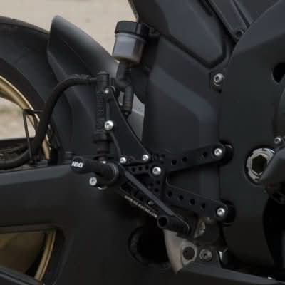 PODNÓŻKI REGULOWANE RG RACING YAMAHA YZF-R1 07-08, ZESTAW BLACK 1