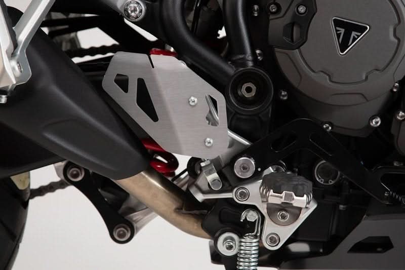 OSŁONA PIĘTY NA PRAWĄ STRONĘ SW-MOTECH TRIUMPH TIGER 900/GT/RALLY/PRO (19-23) SILVER 1