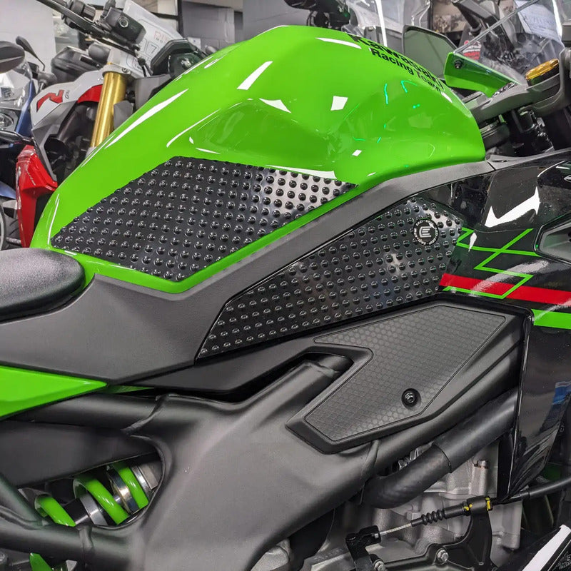 NAKLEJKA NA BAK TANKPAD ANTYPOŚLIZGOWY RG RACING EAZI-GRIP KAWASAKI NINJA ZX-4RR 23- - EVO 1