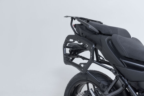 ZESTAW KUFRA CENTRALNEGO TRAX ADV SW-MOTECH PLATEADO. 45/45 L. YAMAHA TRACER 9/GT/GT+ (24-) 5