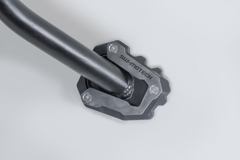 NAKŁADKA NÓŻKI BOCZNEJ SW-MOTECH BLACK/TRIUMPH TIGER SPORT 660/800 (24-) BLACK SILVER 1