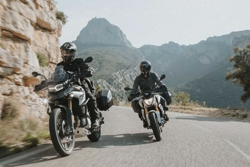 ZESTAW KUFRÓW BOCZNYCH AERO ABS I STELAŻY SW-MOTECH SUZUKI GSF 600 BANDIT/S (00-04) BLACK 2X25L 7