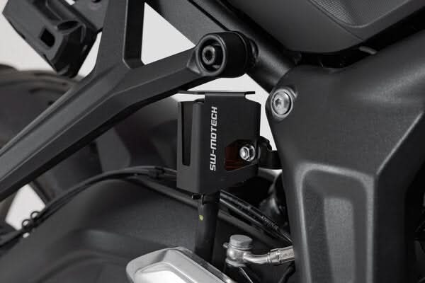 OSŁONA ZBIORNIKA PŁYNU HAMULCOWEGO SW-MOTECH TRIUMPH TRIDENT 660 (21-) BLACK 1
