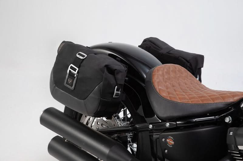 ZESTAW SAKW I STELAŻY LEGEND GEAR BLACK EDITION SW-MOTECH HARLEY DAVIDSON SOFTAIL STREET BOB (17-)/ 1