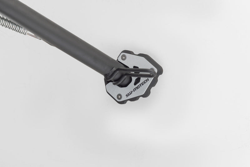 NAKŁADKA NÓŻKI BOCZNEJ SW-MOTECH BLACK/TRIUMPH TRIDENT 660 (24-) BLACK SILVER 1